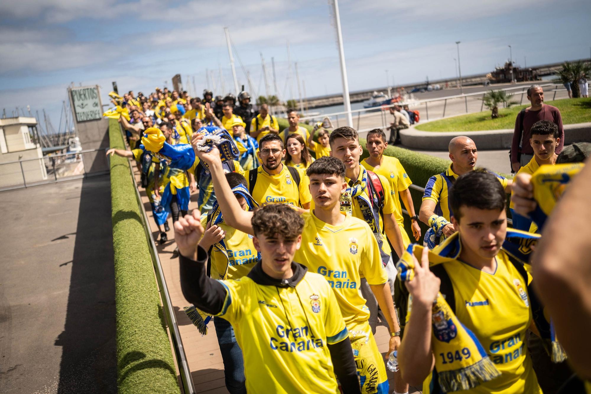 Los aficionados de la UD Las Palmas se dirigen al Heliodoro