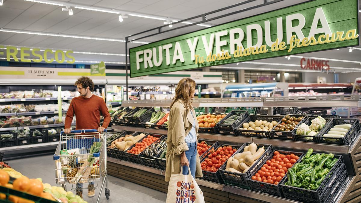 Puesto de venta de frutas y verduras en una cadena de distribución, en una imagen de archivo.