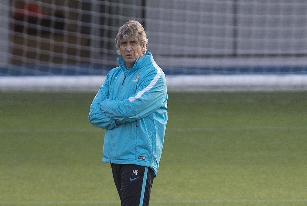 El entrenador del Manchester City, Manuel Pellegrini, en una sesión de entrenamiento en el Etihad.