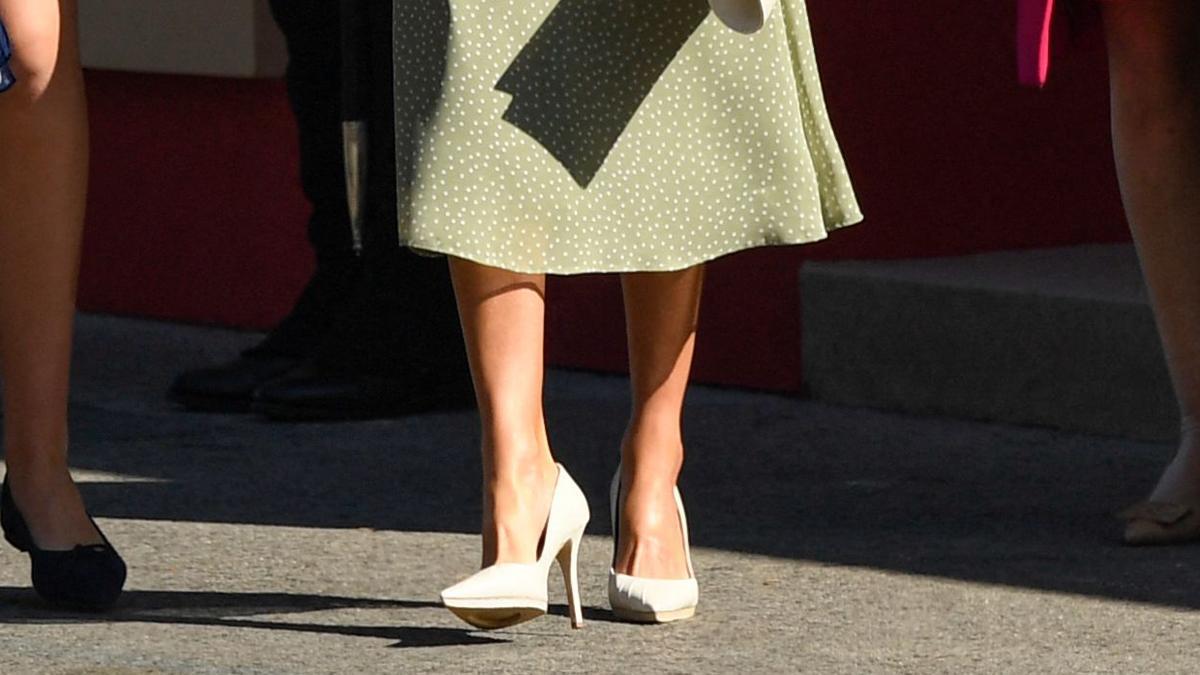 Detalle de los pies de la reina Letizia