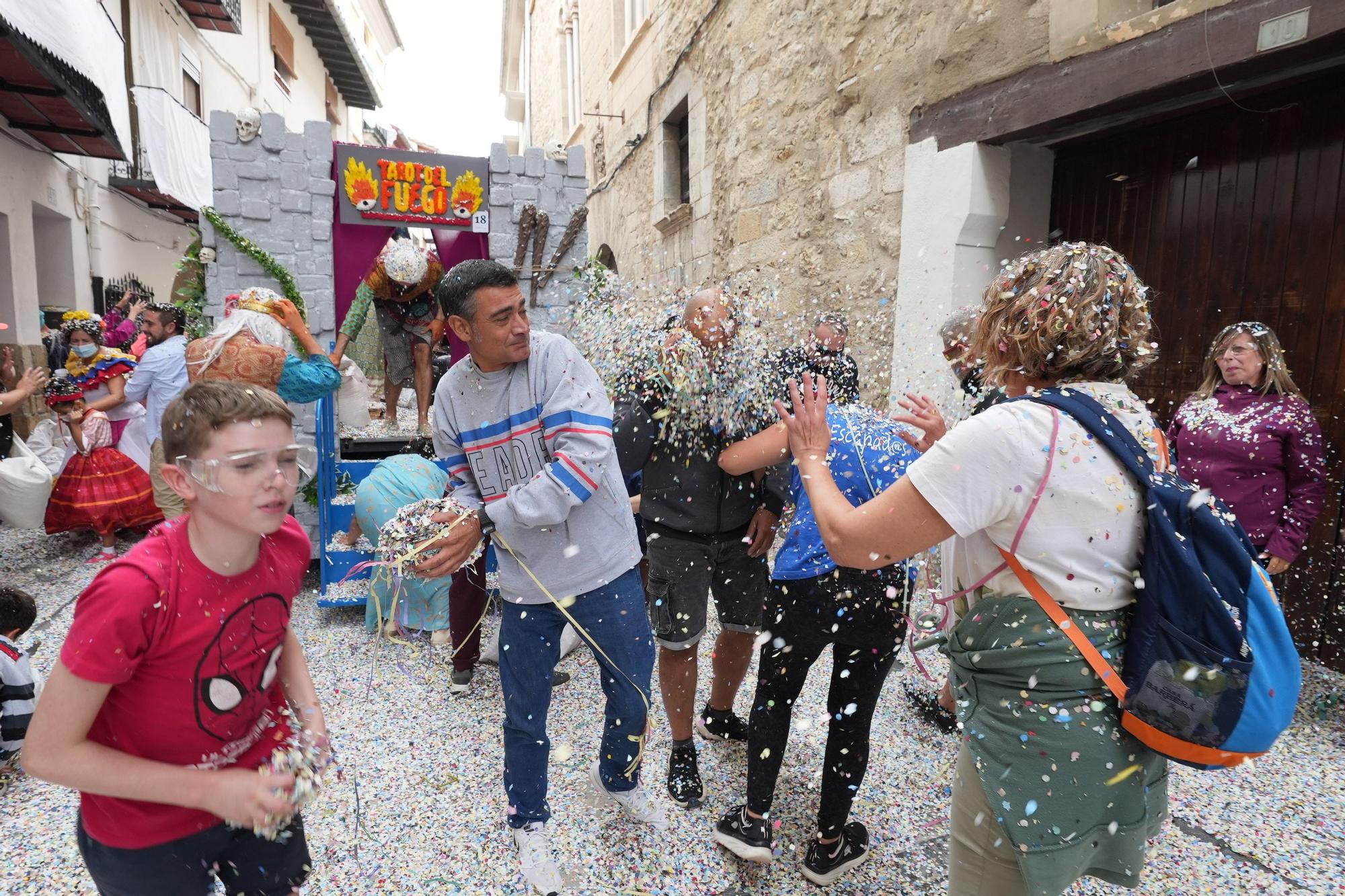 Búscate en el desfile de carrozas y disfraces de l'Anunci de Morella