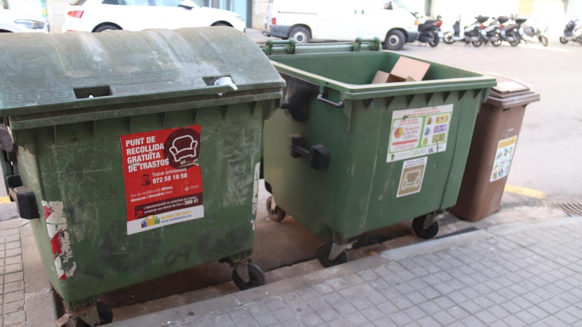 Dos contenidors de residus i un d&#039;orgànica al passeig de la Indústria de Banyoles.