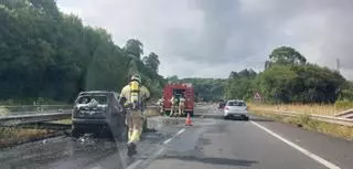 Espectacular atasco en la autovía Minera a la altura de Gijón en sentido Mieres por un coche ardiendo