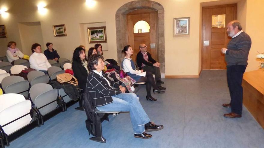 José Ramón Hevia se dirige al público de las primeras jornadas de salud, ayer, en Cangas del Narcea.