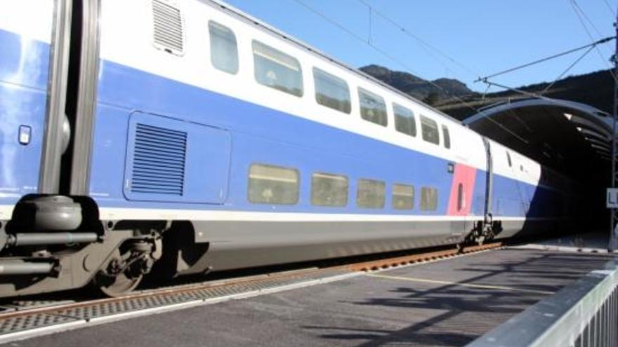 Un TGV francès dins del túnel del Pertús.