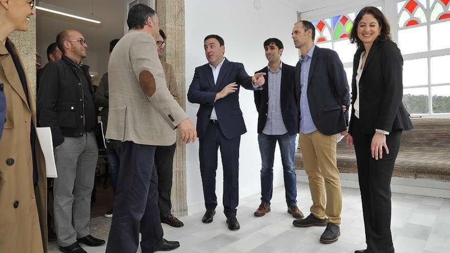 Visita ayer del presidente provincial y el alcalde al pazo de Arenaza tras su rehabilitación.