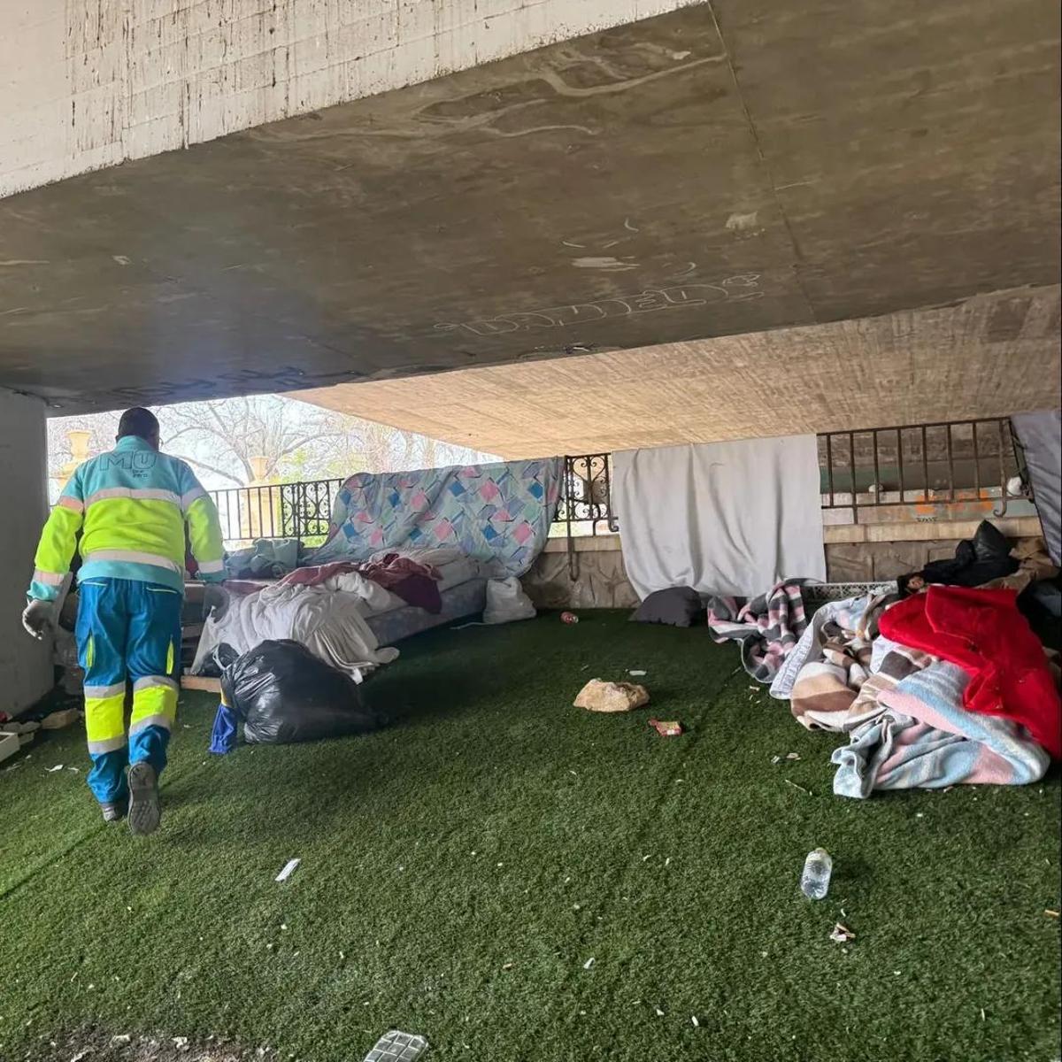 Un momento del desalojo del campamento que se llevó a cabo el pasado miércoles por la tarde.