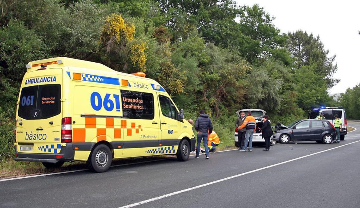 Intervención de una ambulancia del 061 en Terra de Montes. | BERNABÉ
