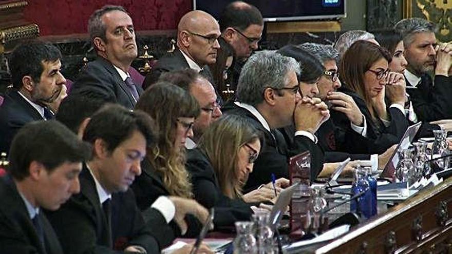 Advocats defensors i alguns dels processats per l&#039;1-O, durant una sessió del judici