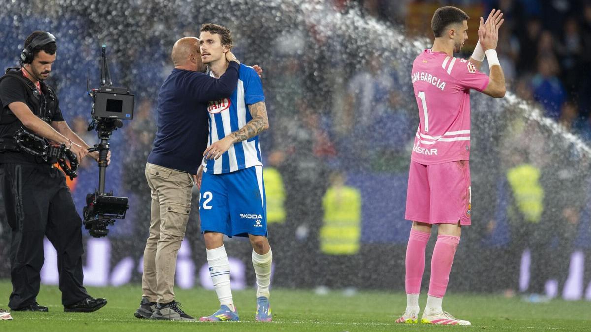 Manolo consuela a Carlos Romero junto a Joan García, este jueves en el RCDE Stadium.