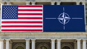 Una bandera de EEUU y otra de la OTAN en el Edificio Eisenhower de Washington, este lunes.