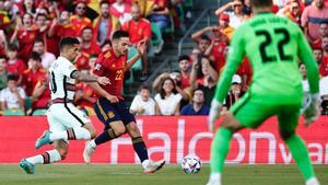 Sarabia, en una jugada de ataque de España ante Portugal en Sevilla.