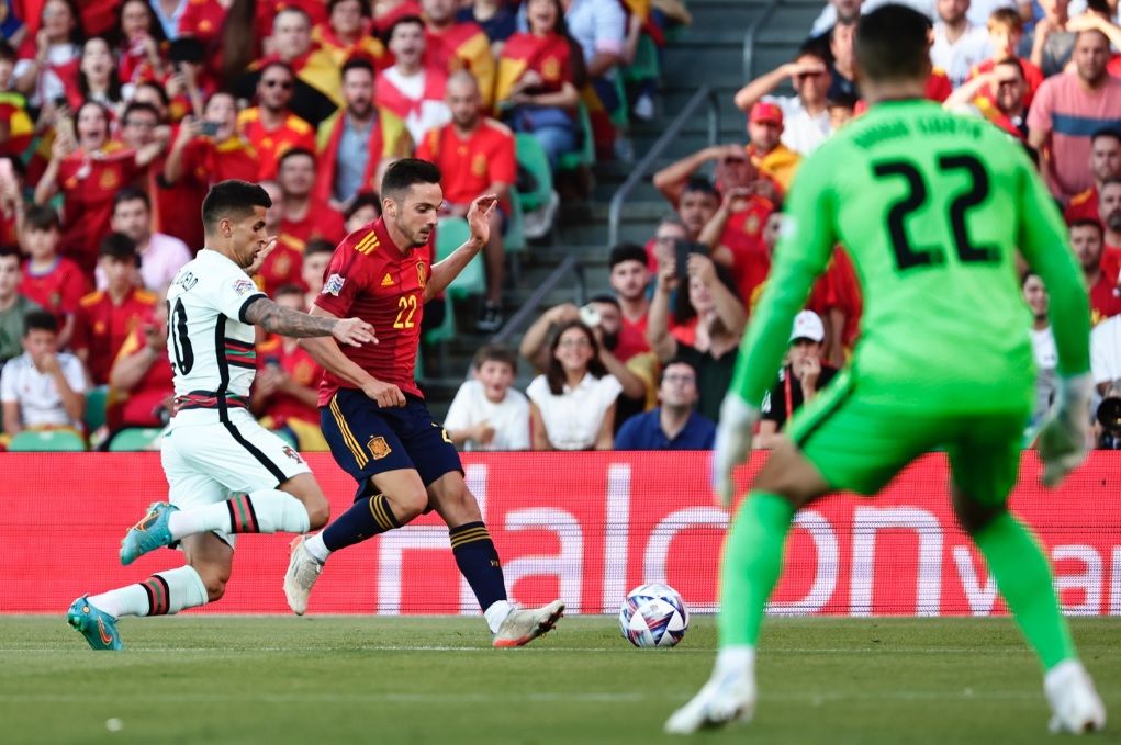 Sarabia, en una jugada de ataque de España ante Portugal en Sevilla.