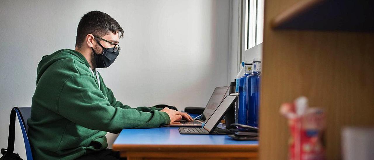 Un joven canario estudia frente a un ordenador. | |