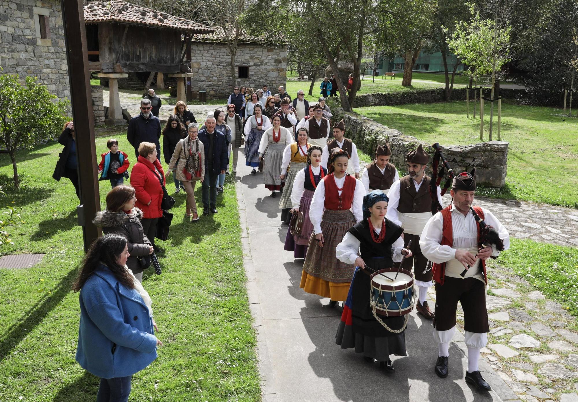 Bailes y cantares en el Muséu Pueblu d’Asturies (en imágenes)