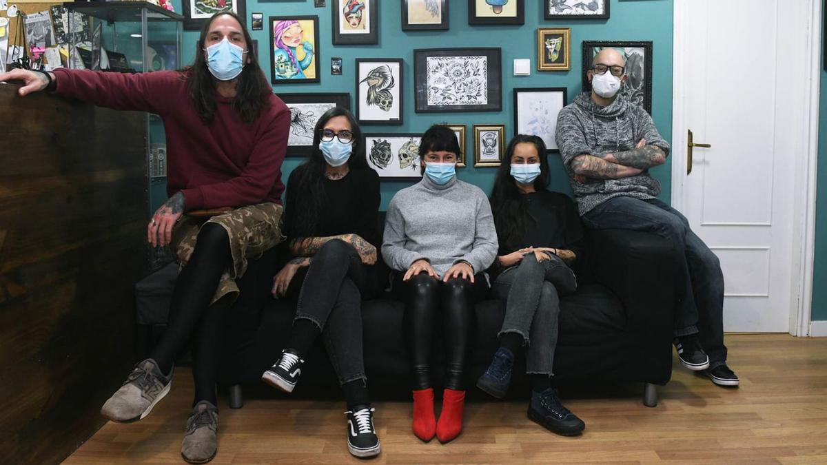 Miembros de Zink Tattoos y de Marea Felina, ayer, en el estudio.   | // ARCAY/ROLLER AGENCIA