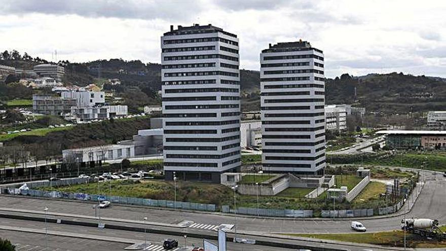 Dos de las torres de Someso y, detrás, el campus de Elviña.