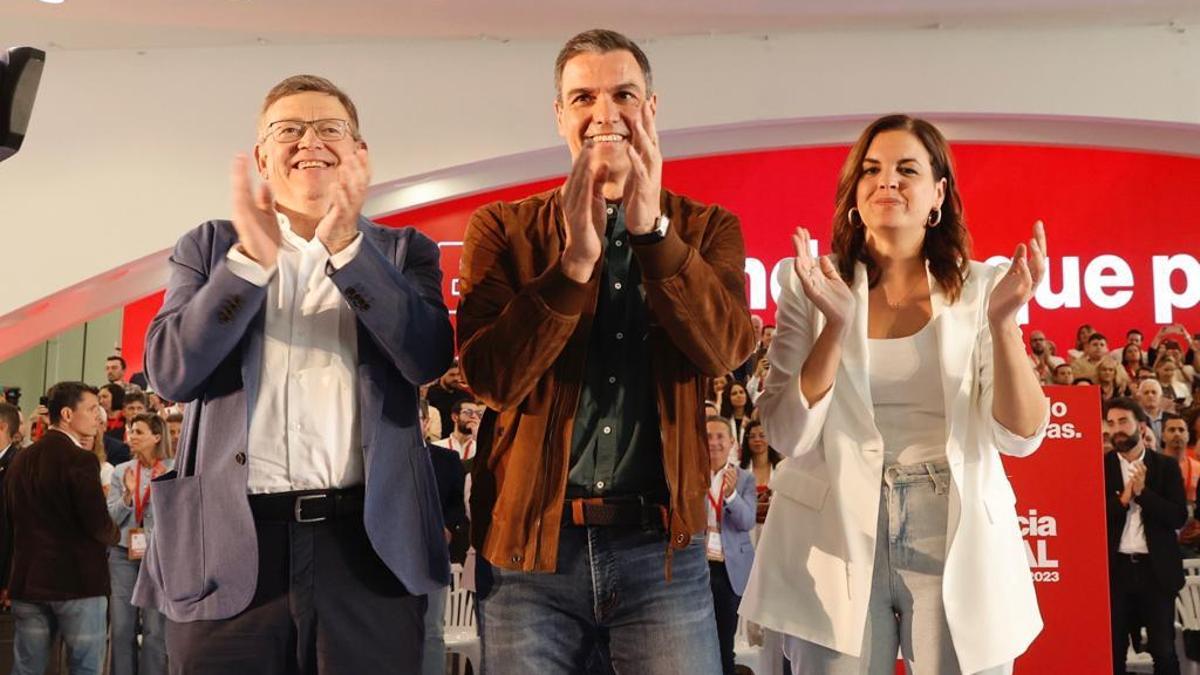 Sandra Gómez con Pedro Sánchez y Ximo Puig en València.