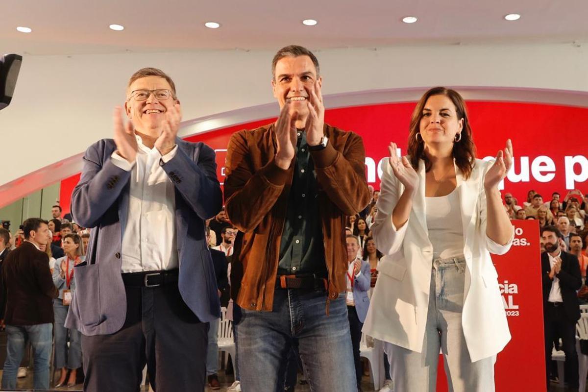 Sandra Gómez con Pedro Sánchez y Ximo Puig en València.