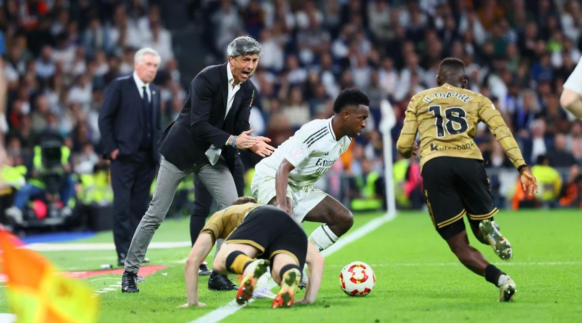 Imanol alienta a sus jugadores para que defiendan a Vinicius en una jugada