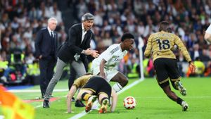 Imanol alienta a sus jugadores para que defiendan a Vinicius en una jugada