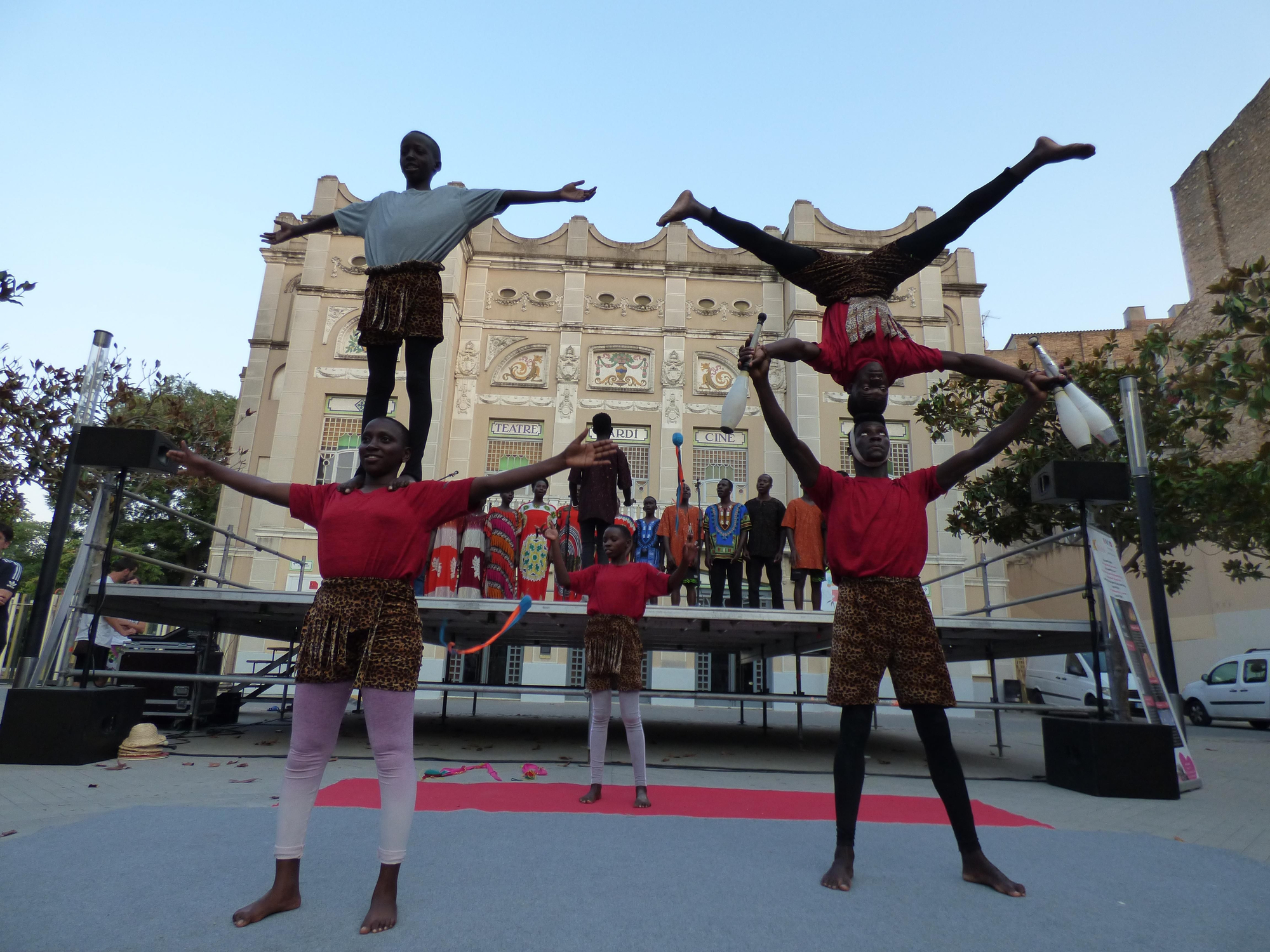 Actuació musical i circense de Nzuri Daima a Figueres