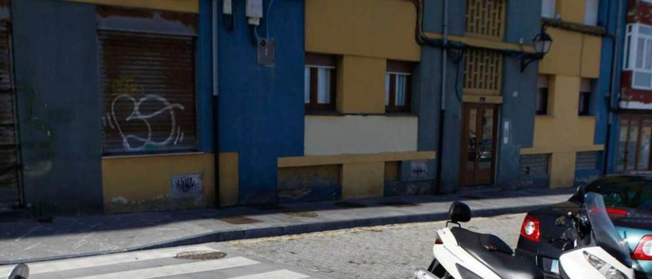 Un paso de peatones en la calle Honesto Batalón, en el barrio de Cimadevilla.