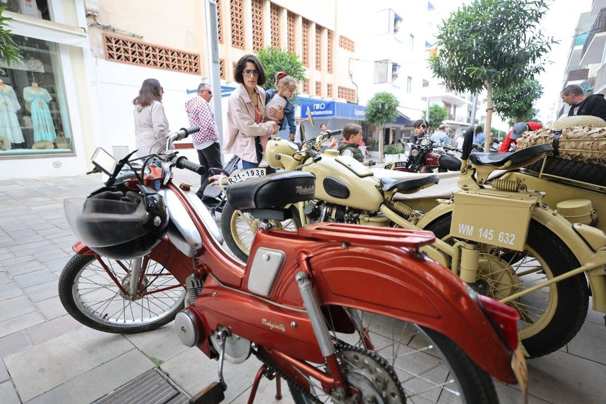 Flores, motos y coches en 'Anar a maig' en las fiestas de Santa Eulària