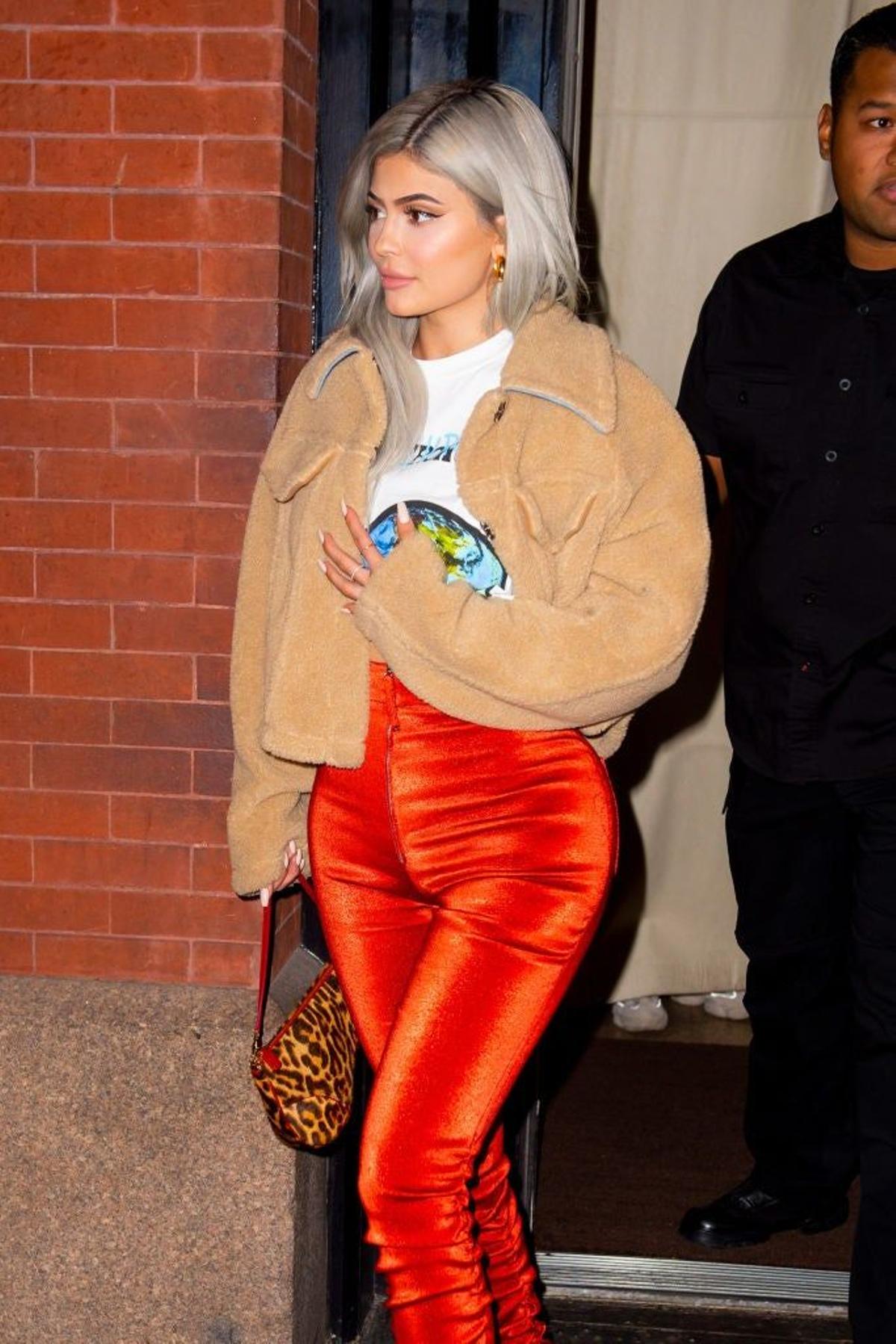 Kylie Jenner con abrigo de borreguito y pantalón de terciopelo
