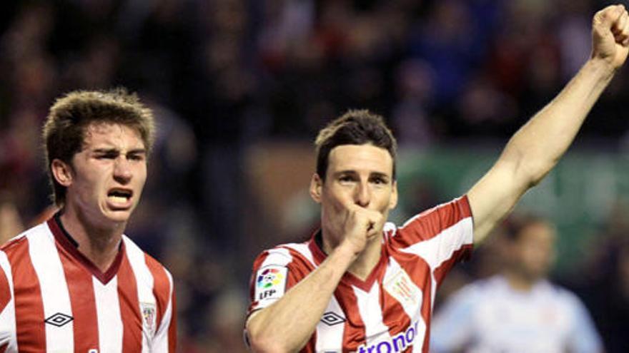 Aduriz celebra su tanto con Laporte.