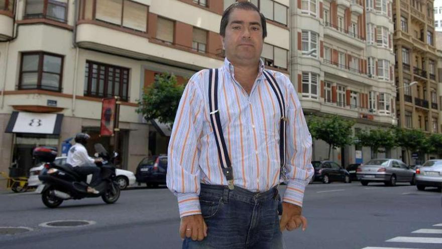 Gerardo Crespo, empresario y presidente de los vecinos de El Ensanche, posa en su barrio. juan varela