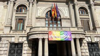 La bandera LGTBI luce en el balcón del Ayuntamiento de València