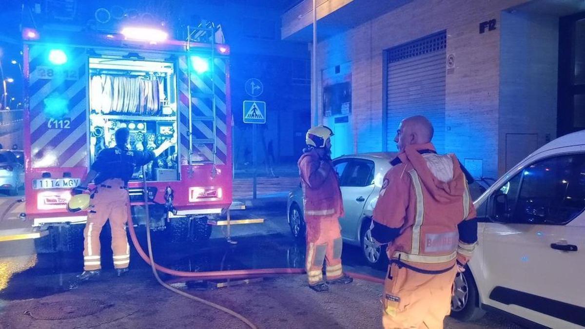 Atienden a una mujer en Cullera por inhalar humo en el incendio de una ...