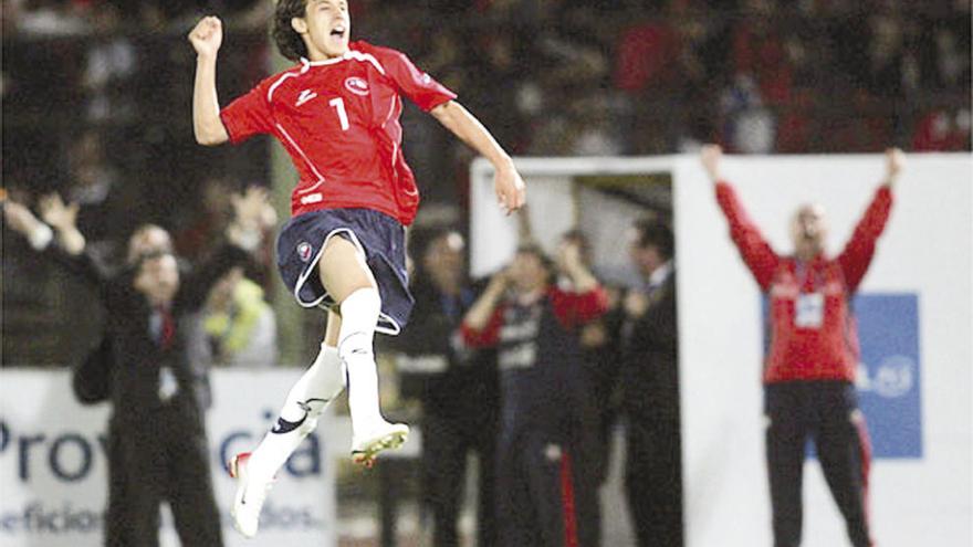 Fabián Orellana celebra el gol que acababa de marcarle al portero de la selección argentina.