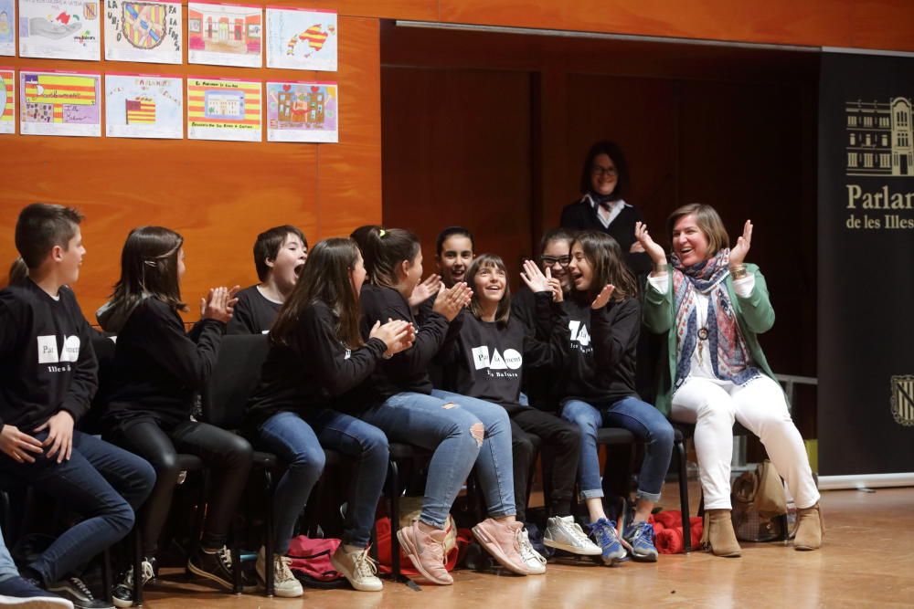 Once estudiantes galardonados en los premios de dibujo y redacción del Parlament