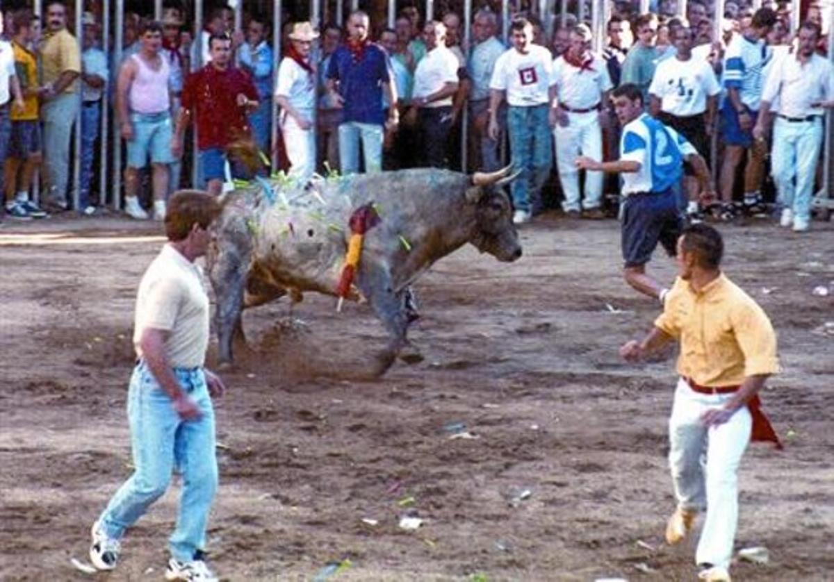 Un toro ferit amb dards i altres objectes punxants llançats pel públic, a Coria (Càceres) el 1997. Aquesta pràctica va ser prohibida fa dos anys.