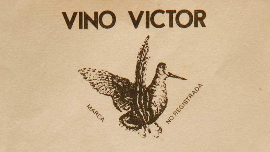 Etiqueta de &quot;Vega-Sencilla&quot; ideada por Vitorón con la que marcó el vino de la casa.