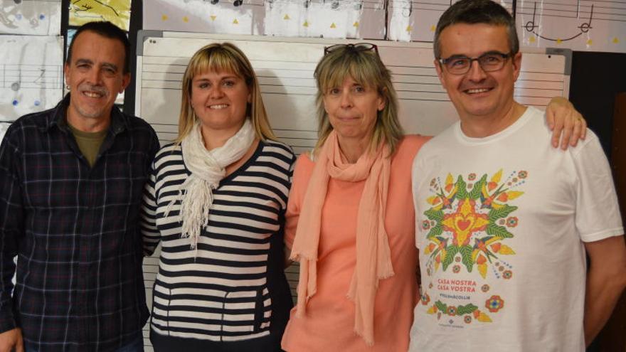 Jaume Badrenas, Gemma Fígols i Carme Altimiras, professors del centre, amb el regidor Jesús Subirats, ahir