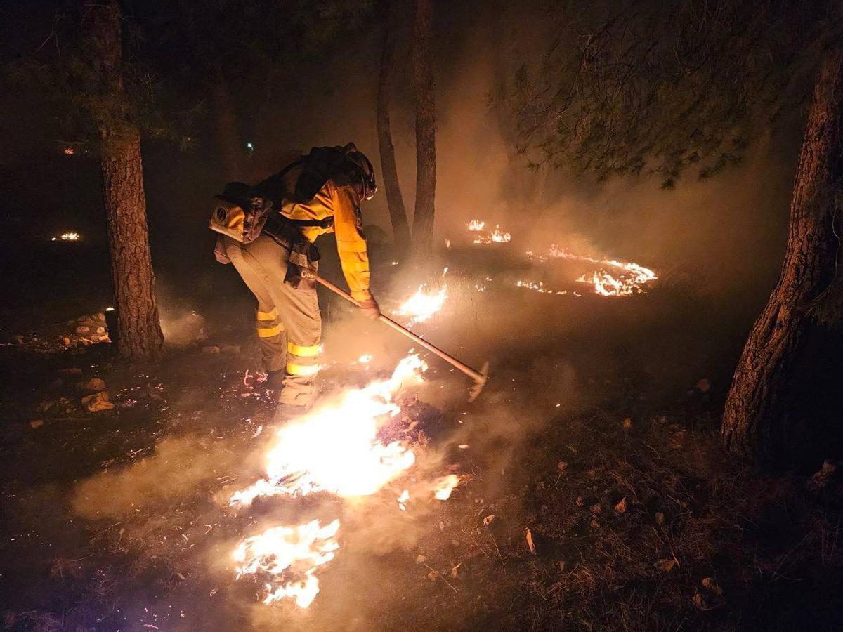 Un bombero trabaja en la extinción del fuego.