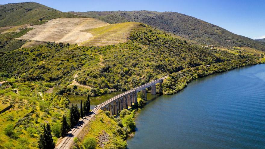 El viaje en tren más bonito del mundo cuesta 15 euros y recorre los paisajes más bonitos de Portugal