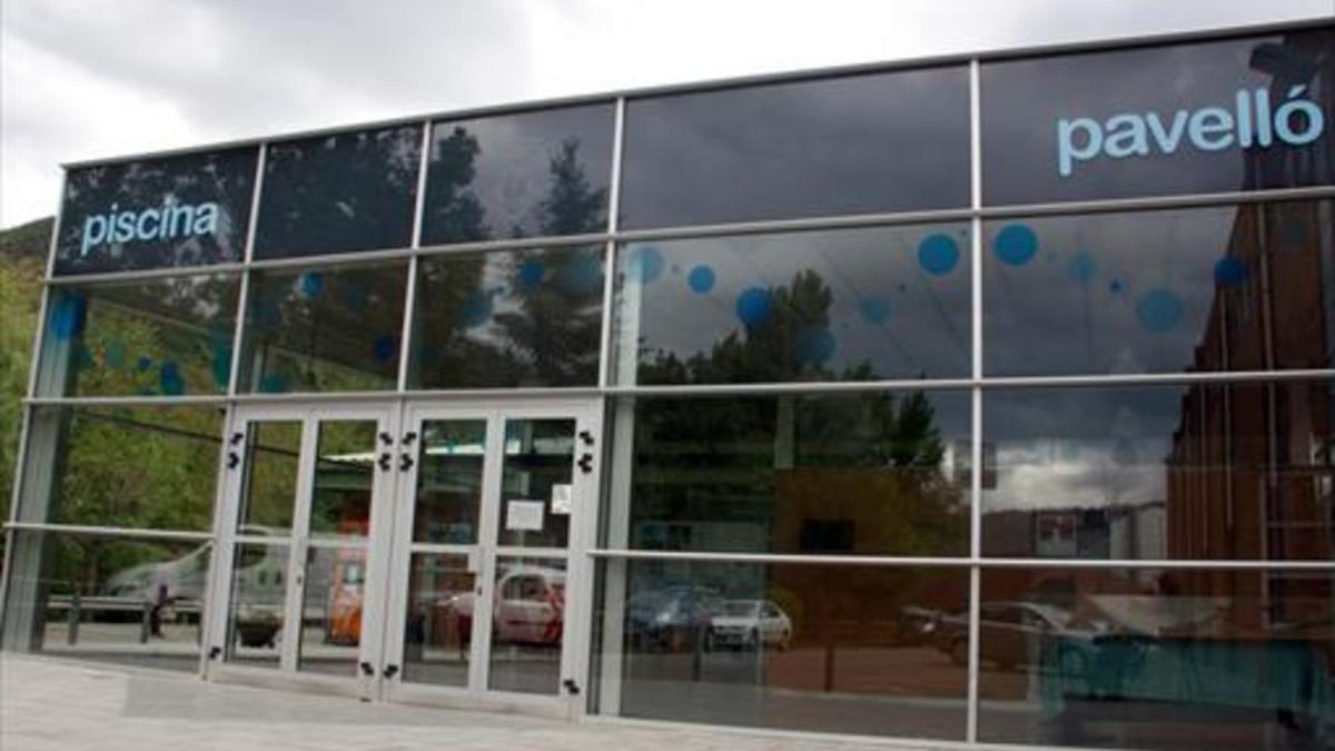 Aspecto de la entrada de la piscina municipal de Ripoll, donde ayer se ahogó la niña.