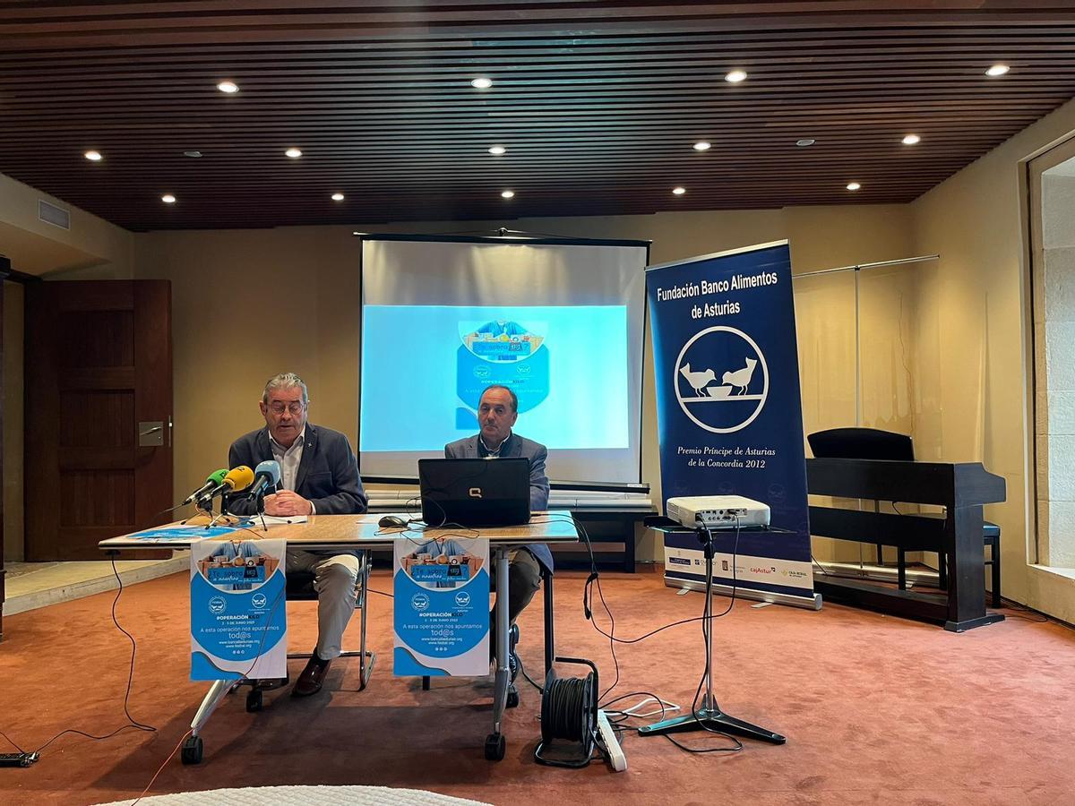 Bernardo Sopeña y Juan José Cima, presentando la campaña de recogida, en Oviedo.