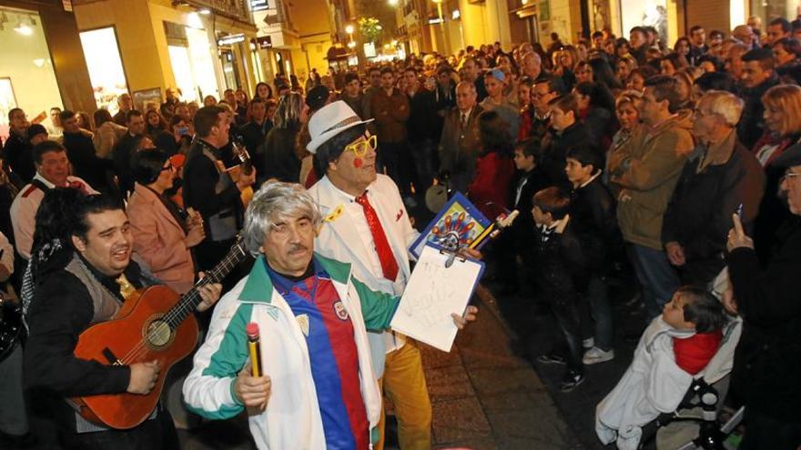 El centro se llena de papelillos y serpentinas