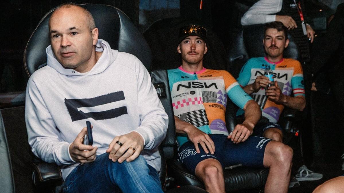 Iniesta siguió la última etapa de la Volta, primero desde el coche del equipo y posteriormente desde el autocar