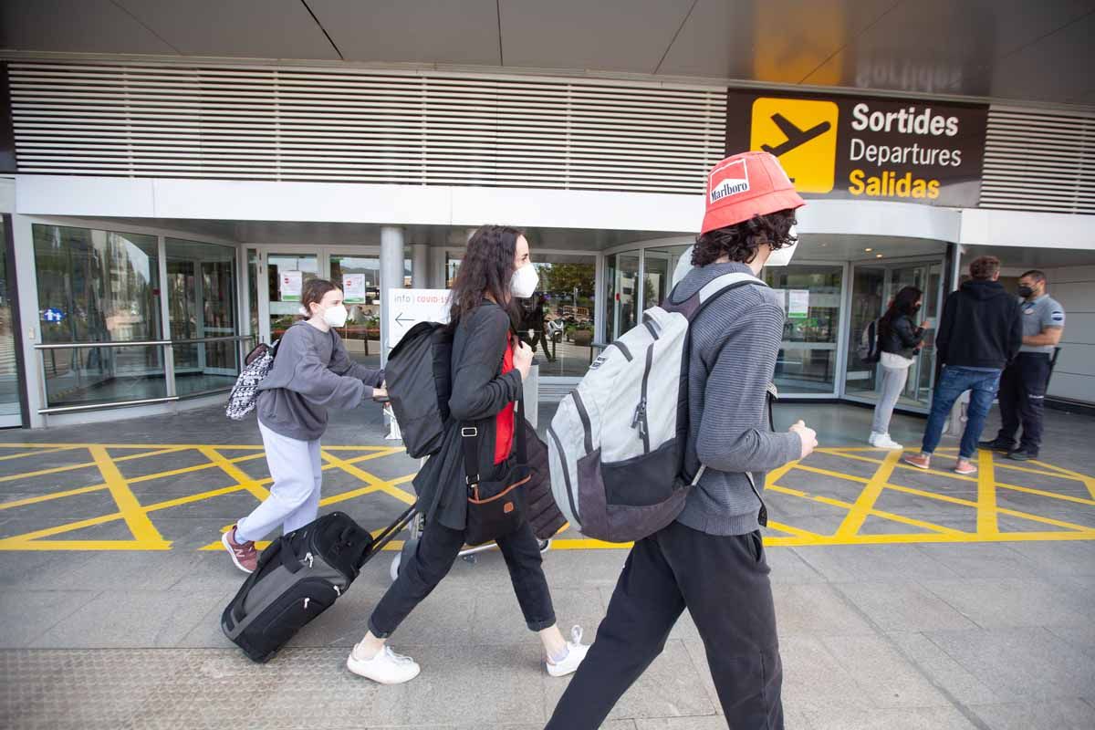 Turistas con cuentagotas en el aeropuerto de Ibiza