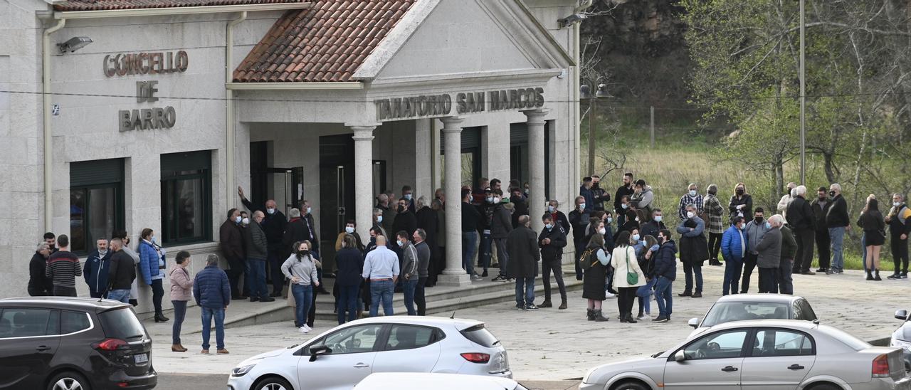 Muchas personas acudieron al velatorio en el tanatorio de Barro