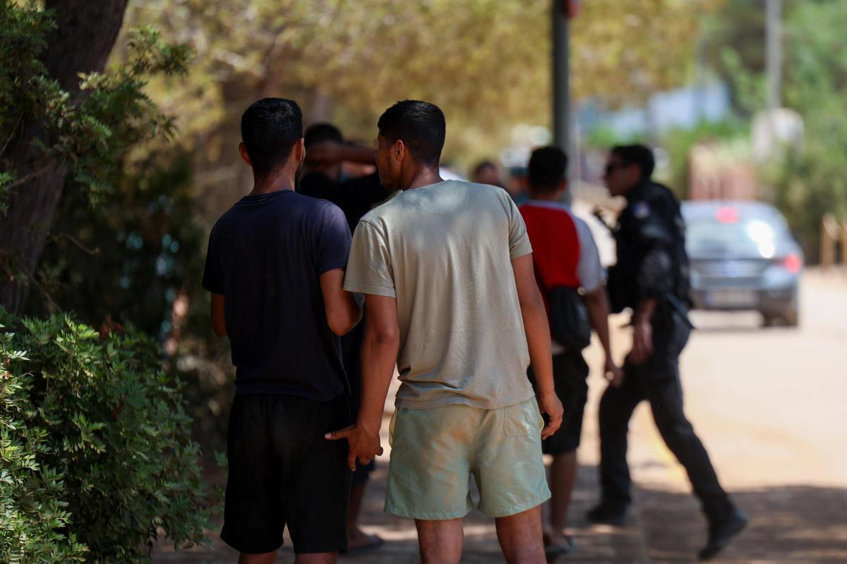 Las imágenes del despliegue policial por los okupas de Punta Arabí. Las imágenes del despliegue policial por los okupas de Punta Arabí.