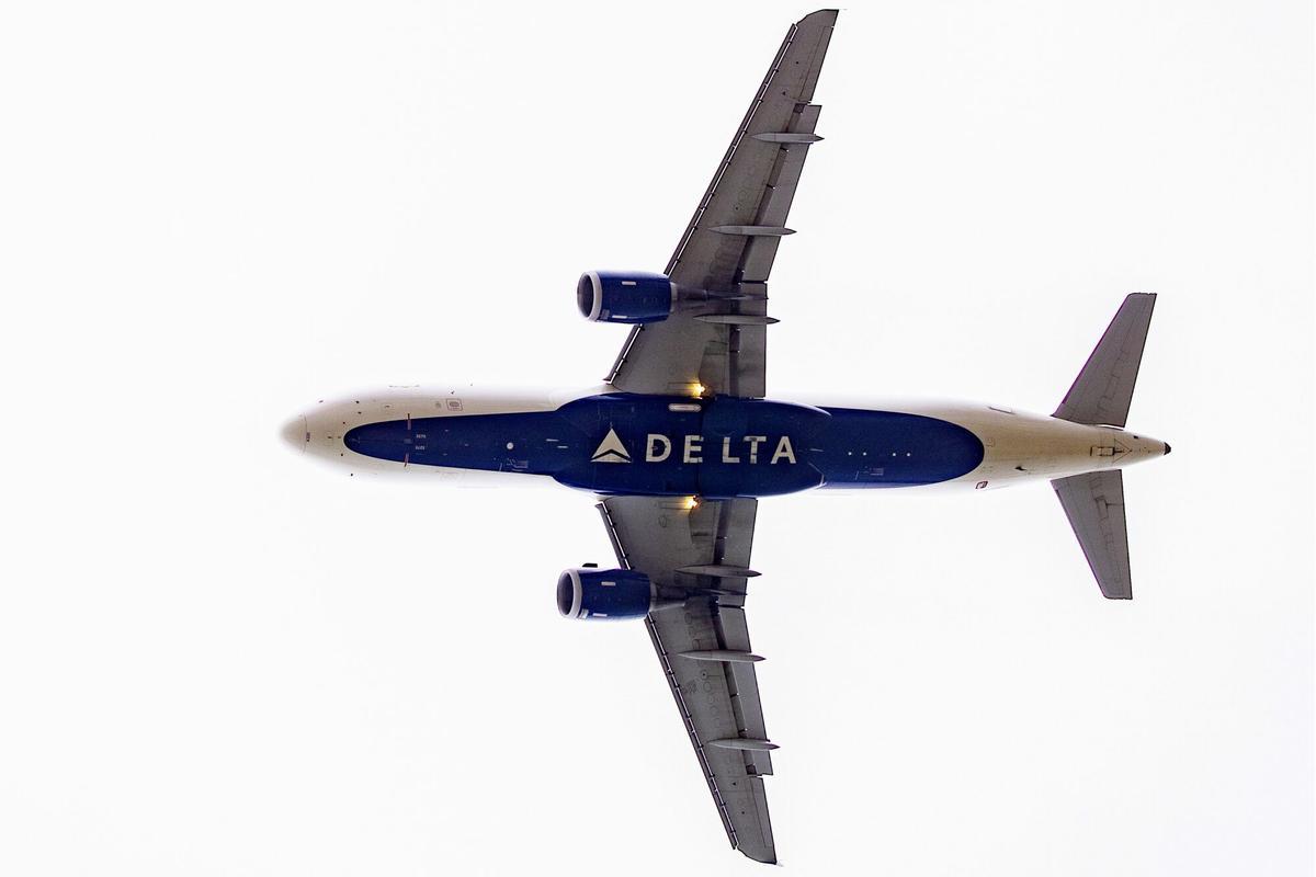 Foto de archivo que muestra un avión de la Delta Airlines. EFE/EPA/MICHAEL REYNOLDS. NO SALES EPA ZONE