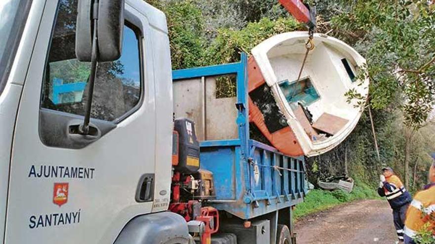 Retirada de las pateras por parte de la Brigada municipal del ayuntamiento de Santanyí, en el Caló den Busques.