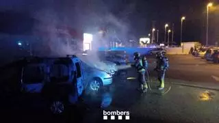 Cremen quatre vehicles a l'exterior d'un negoci de compravenda d'automòbils de Figueres